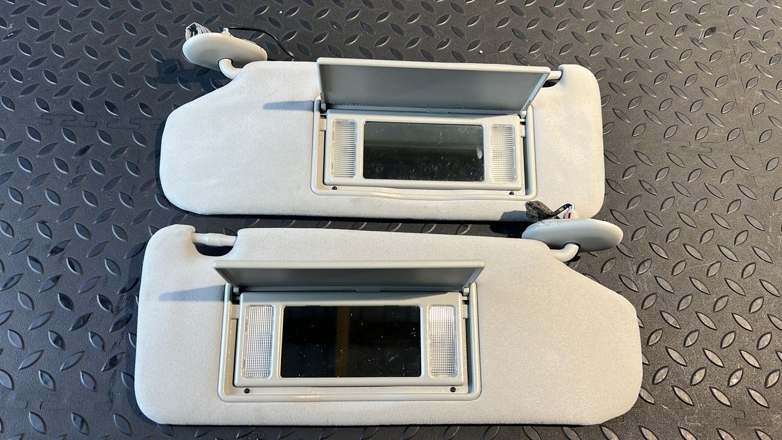 Козырек солнцезащитный правый Toyota Avensis/2 2003-2009