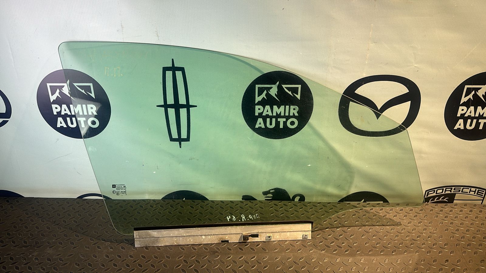 Стекло двери переднее правое Opel Astra/H 2004-2014