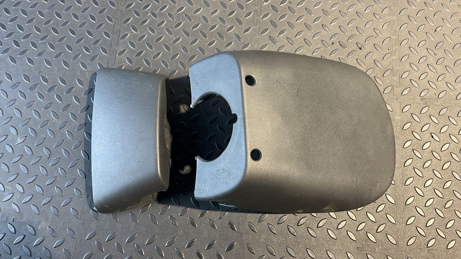 Кожух рулевой колонки Renault Sandero 2009-2014