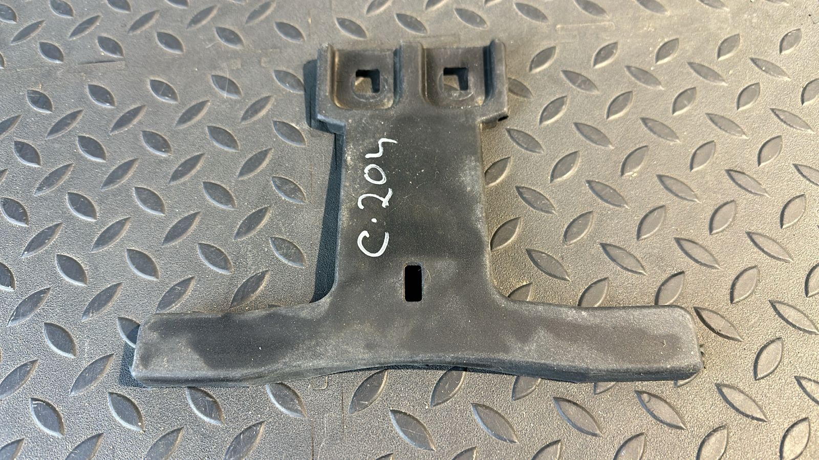 Кронштейн решетки радиатора Mercedes C/W204 2006-2015