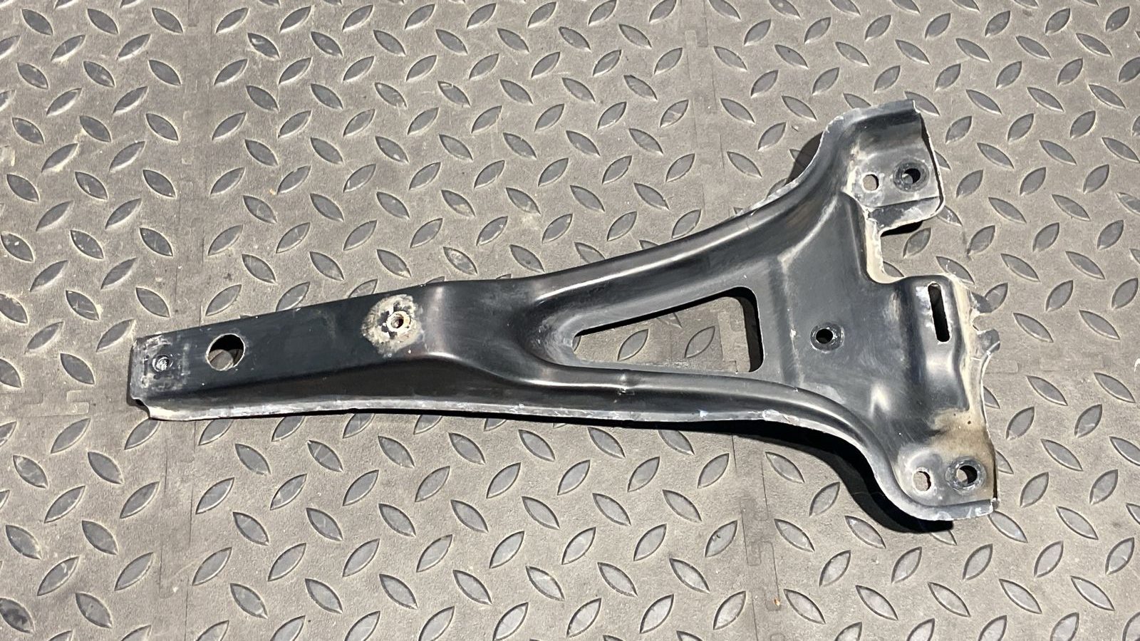 Кронштейн замка капота Volkswagen Golf/4 1997-2006