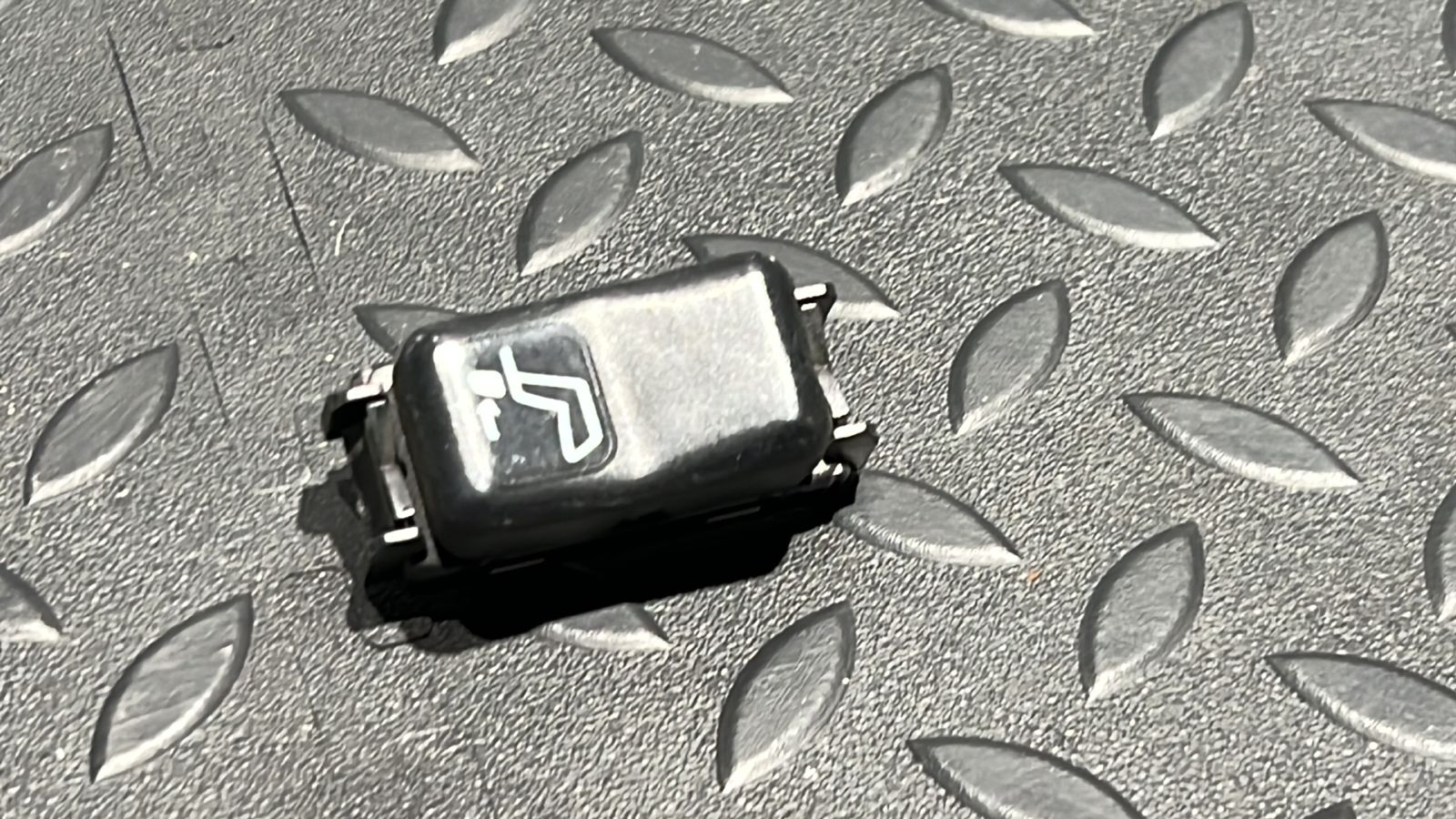 Кнопка подголовника Mercedes C/W202 1993-2001