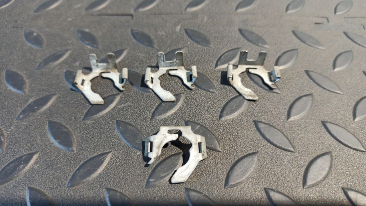 Скоба топливной форсунки Renault Scenic/2 2003-2009