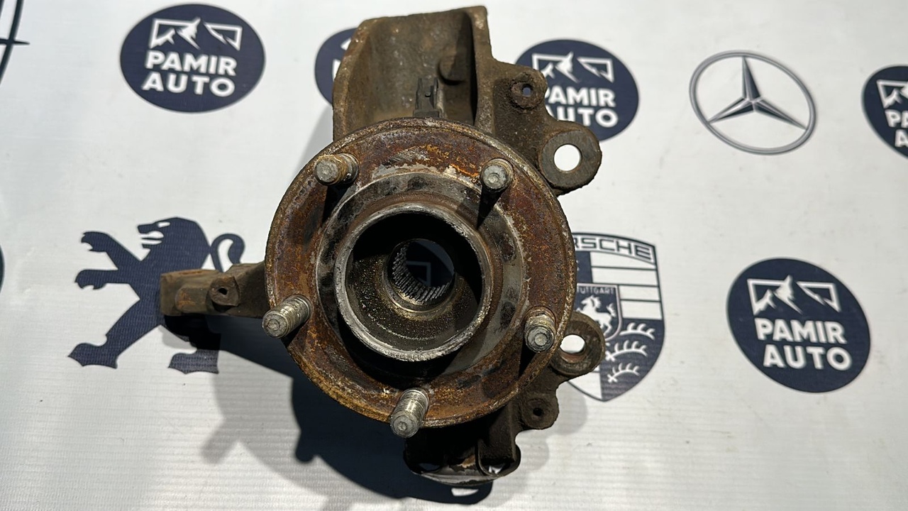 Кулак поворотный передний правый Ford C-Max 2003-2010