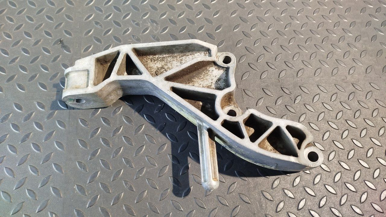 Кронштейн двигателя Opel Astra/H 2004-2014