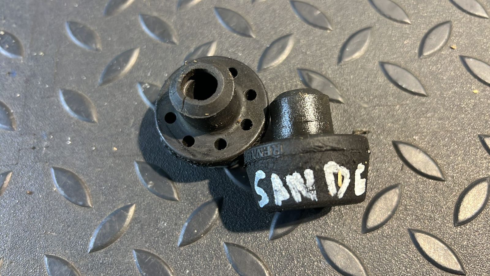 Кронштейн радиатора Renault Sandero 2009-2014