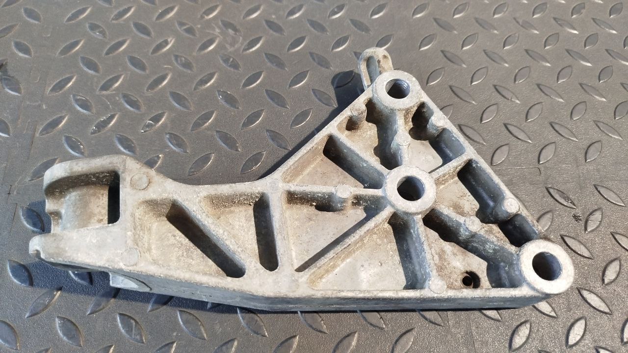 Кронштейн опоры двигателя Opel Astra/H 2004-2014