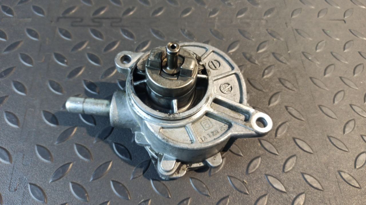 Насос вакуумный Mercedes E/W211 2002-2009