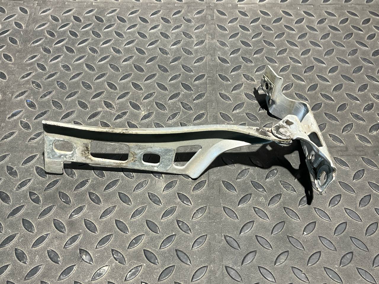 Петля капота правая Opel Zafira/B 2005-2014