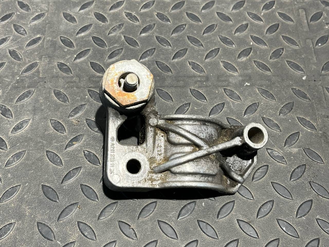 Кронштейн крепления стабилизатора передний левый Mercedes E/W211 2002-2009