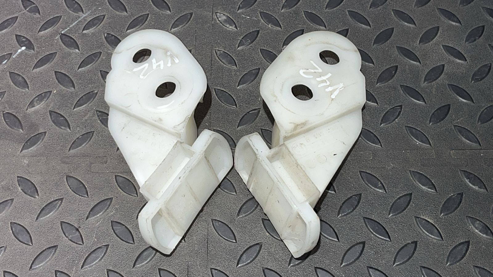 Кронштейн бампера передний правый BMW 3/E46 1998-2007