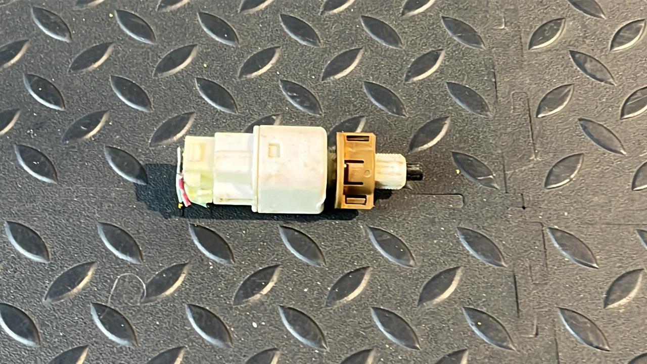 Датчик включения стопсигнала Toyota Avensis/2 2003-2009