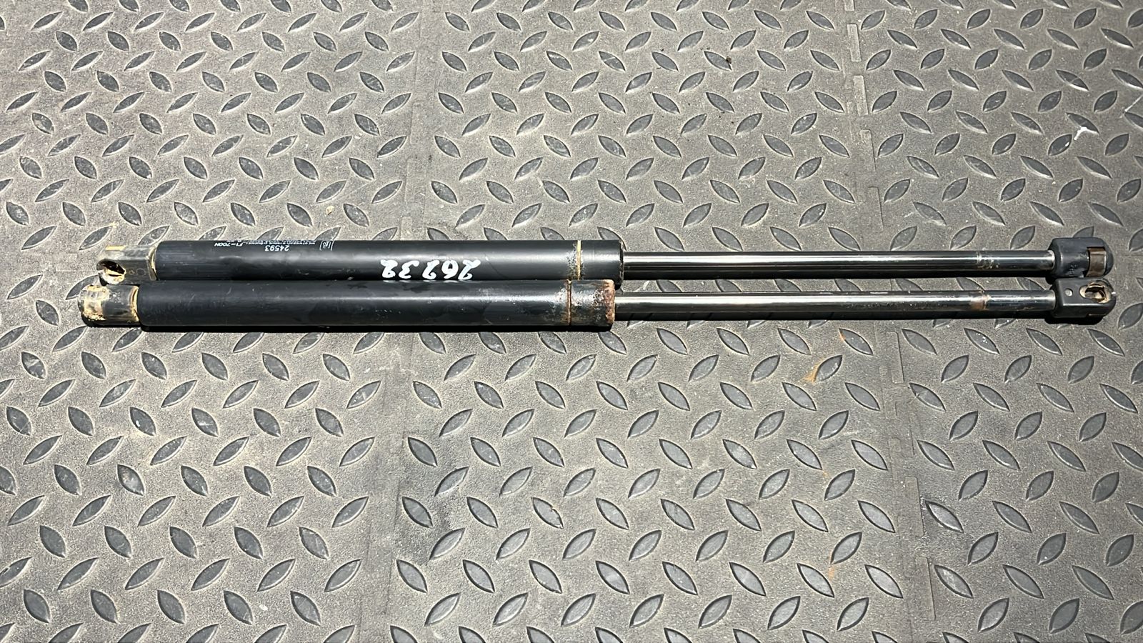 Амортизатор двери багажника Opel Signum 2003-2008