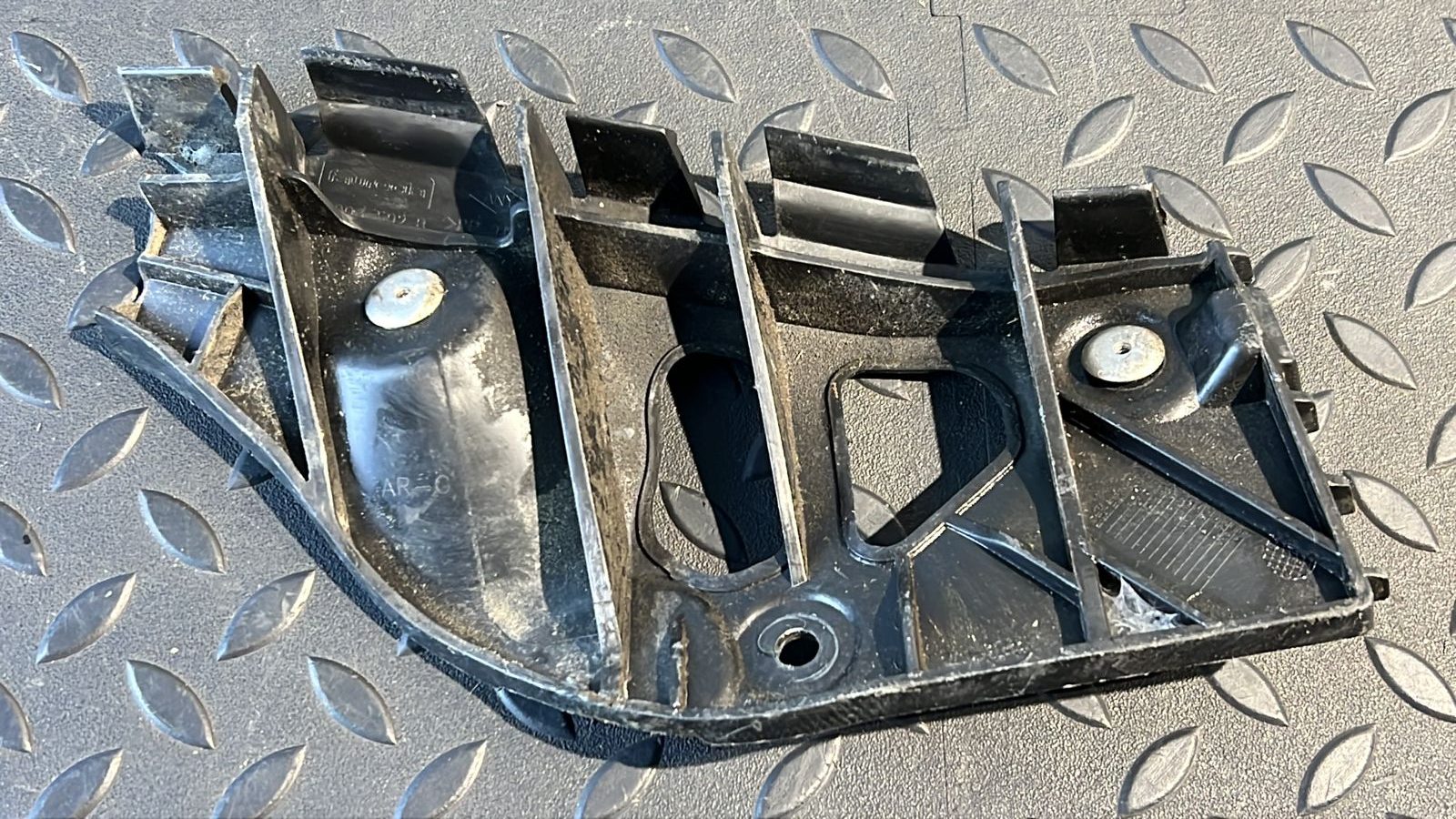 Кронштейн бампера задний правый Renault Sandero 2009-2014