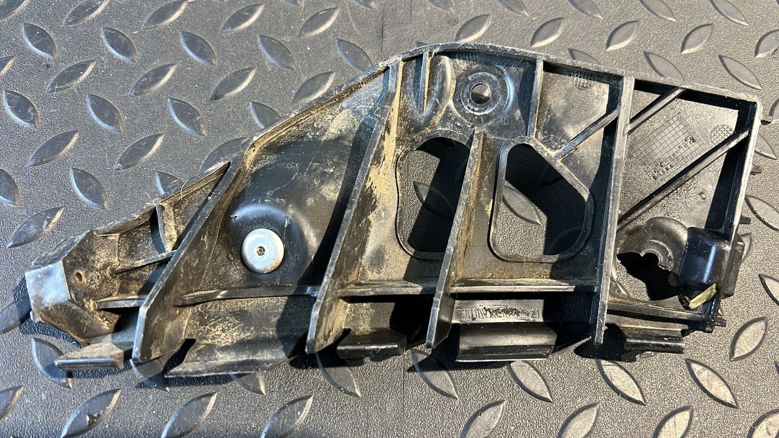 Кронштейн бампера задний левый Renault Sandero 2009-2014