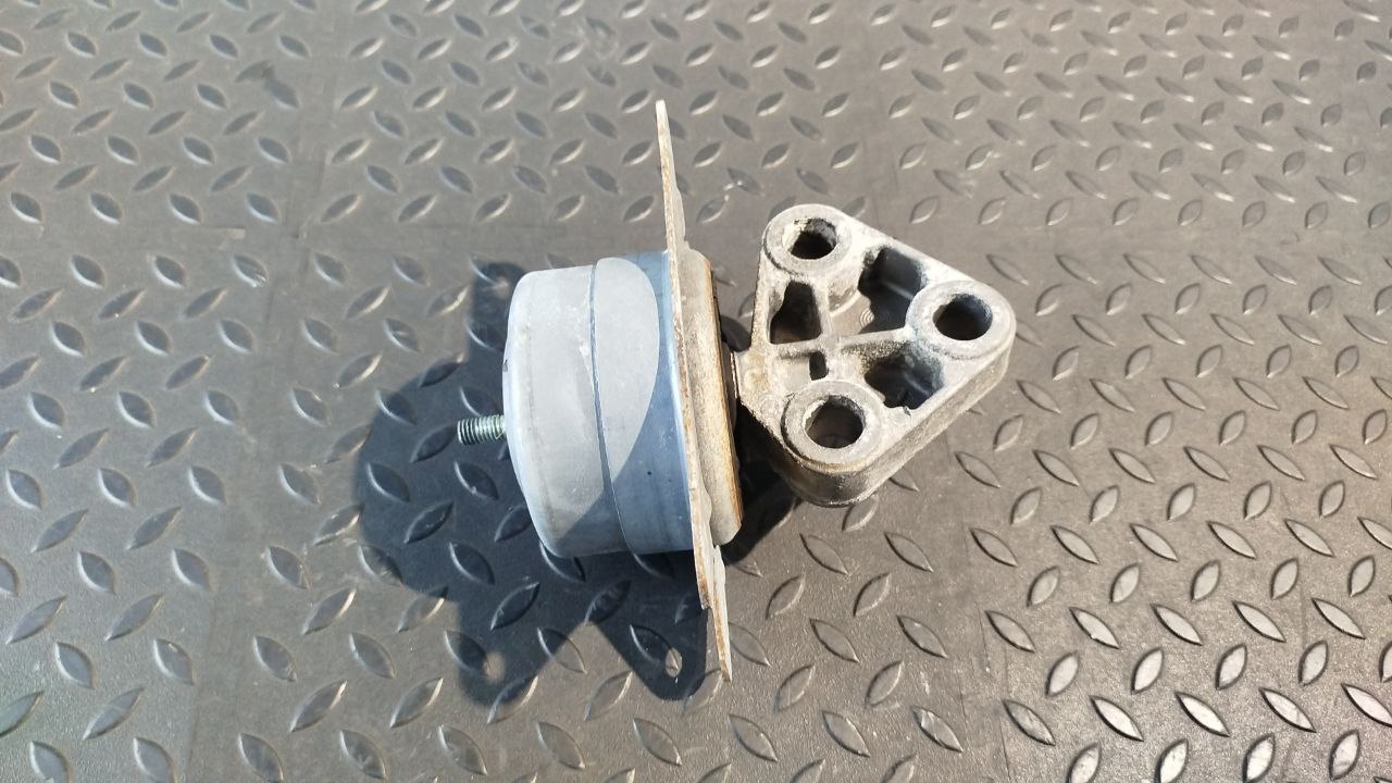 Опора двигателя Opel Astra/H 2004-2014