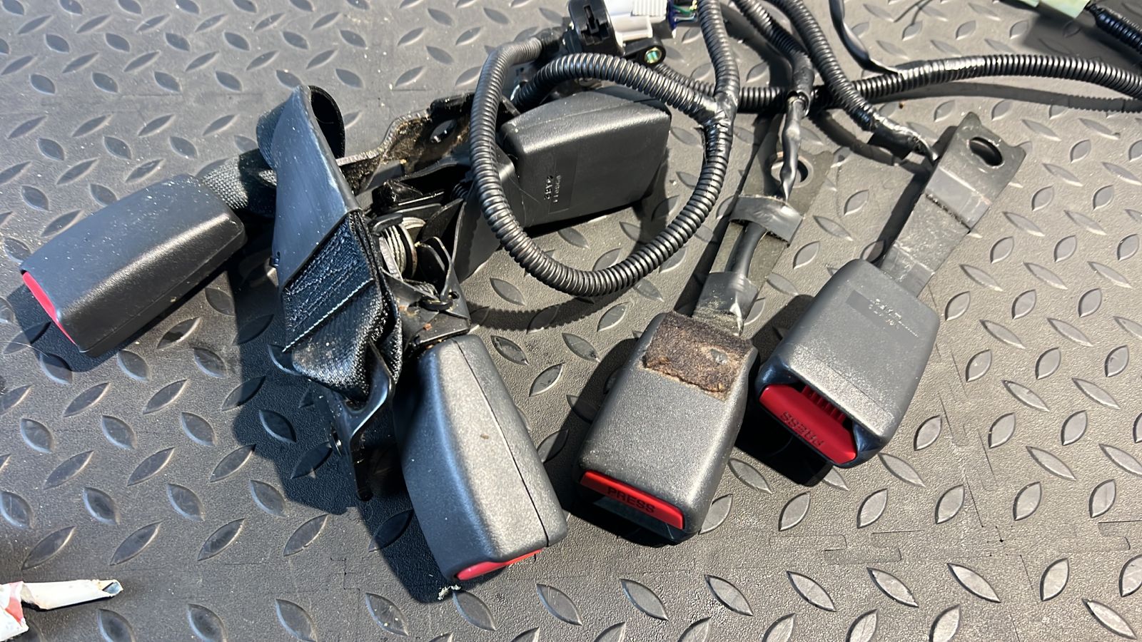 Ответная чать ремня безопасности Toyota Avensis/2 2003-2009