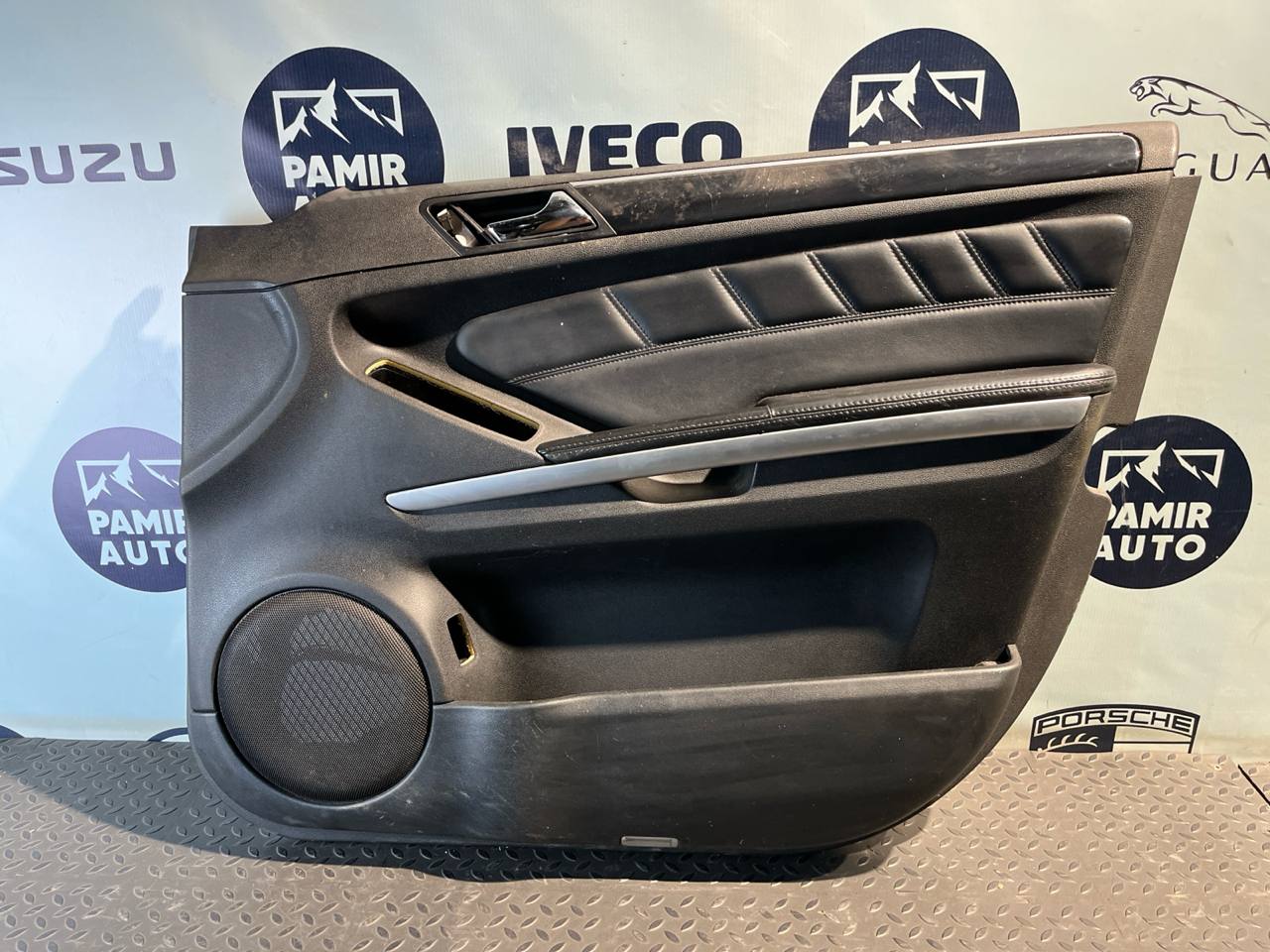 Обшивка двери передняя правая Mercedes M/W164 2005-2011