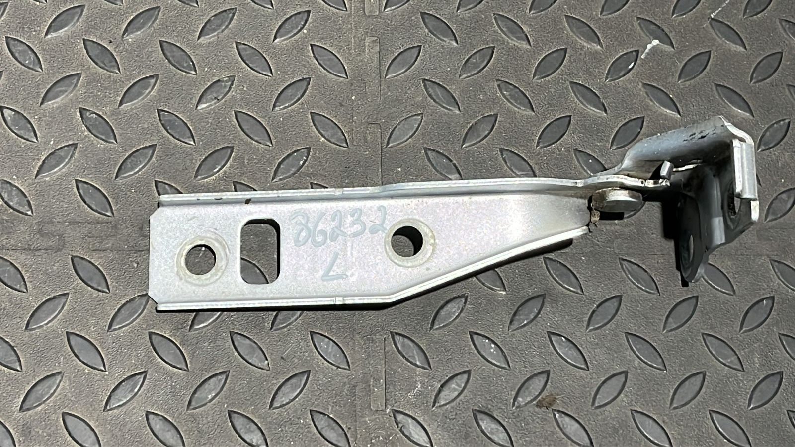 Петля капота левая Volkswagen Golf/4 1997-2006