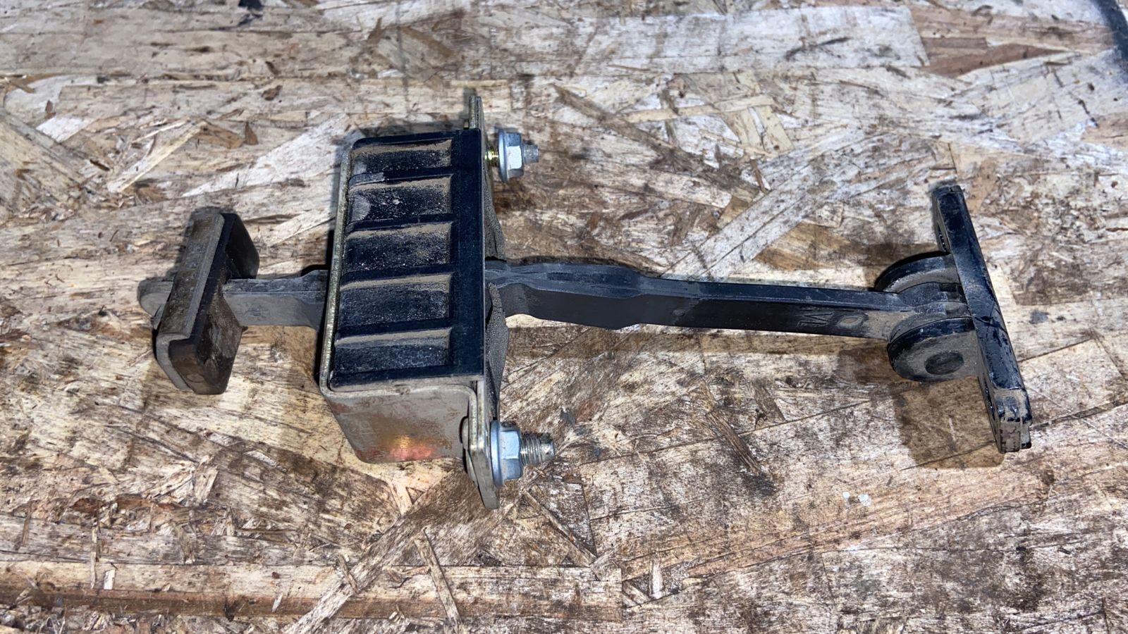 Ограничитель двери задний Mercedes E/W211 2002-2009