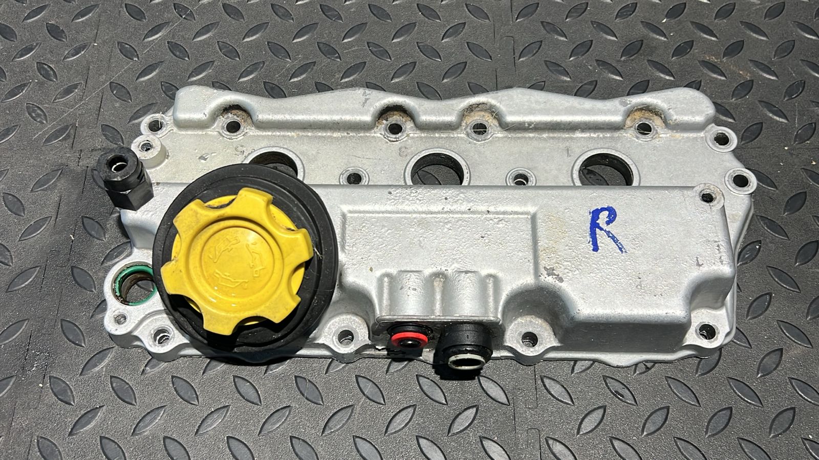 Крышка клапанная правая Land Rover Freelander 1998-2006