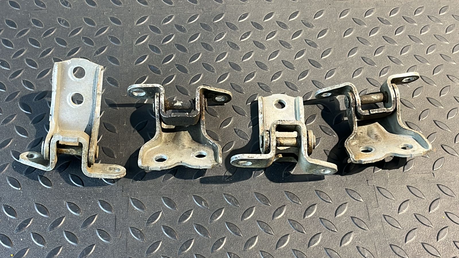 Петля двери передняя Toyota Avensis/2 2003-2009