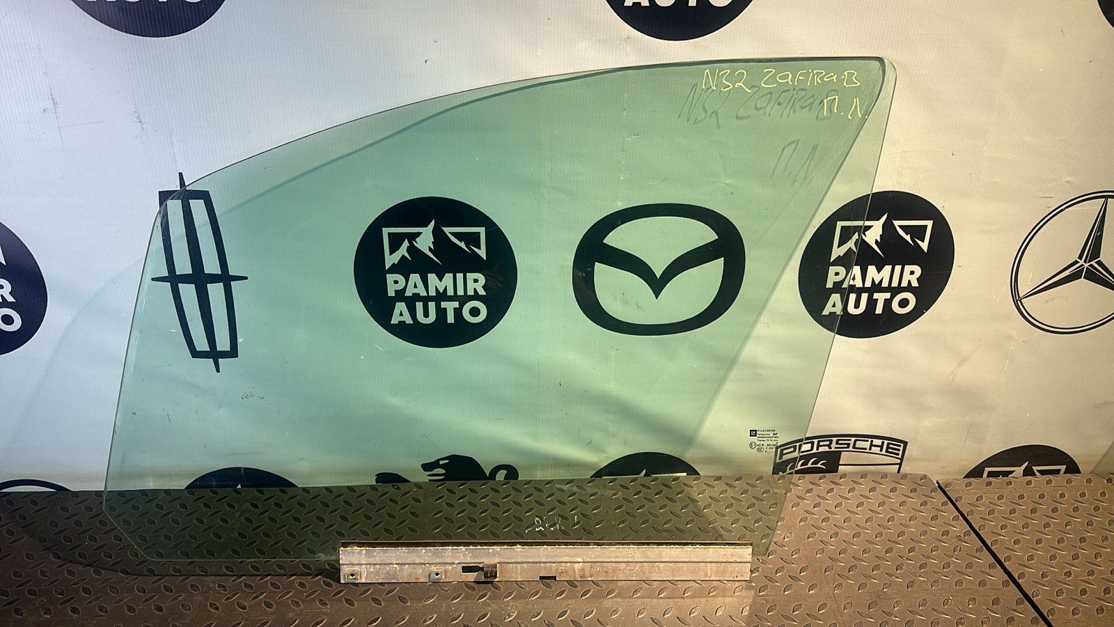 Стекло двери переднее левое Opel Zafira/B 2005-2014