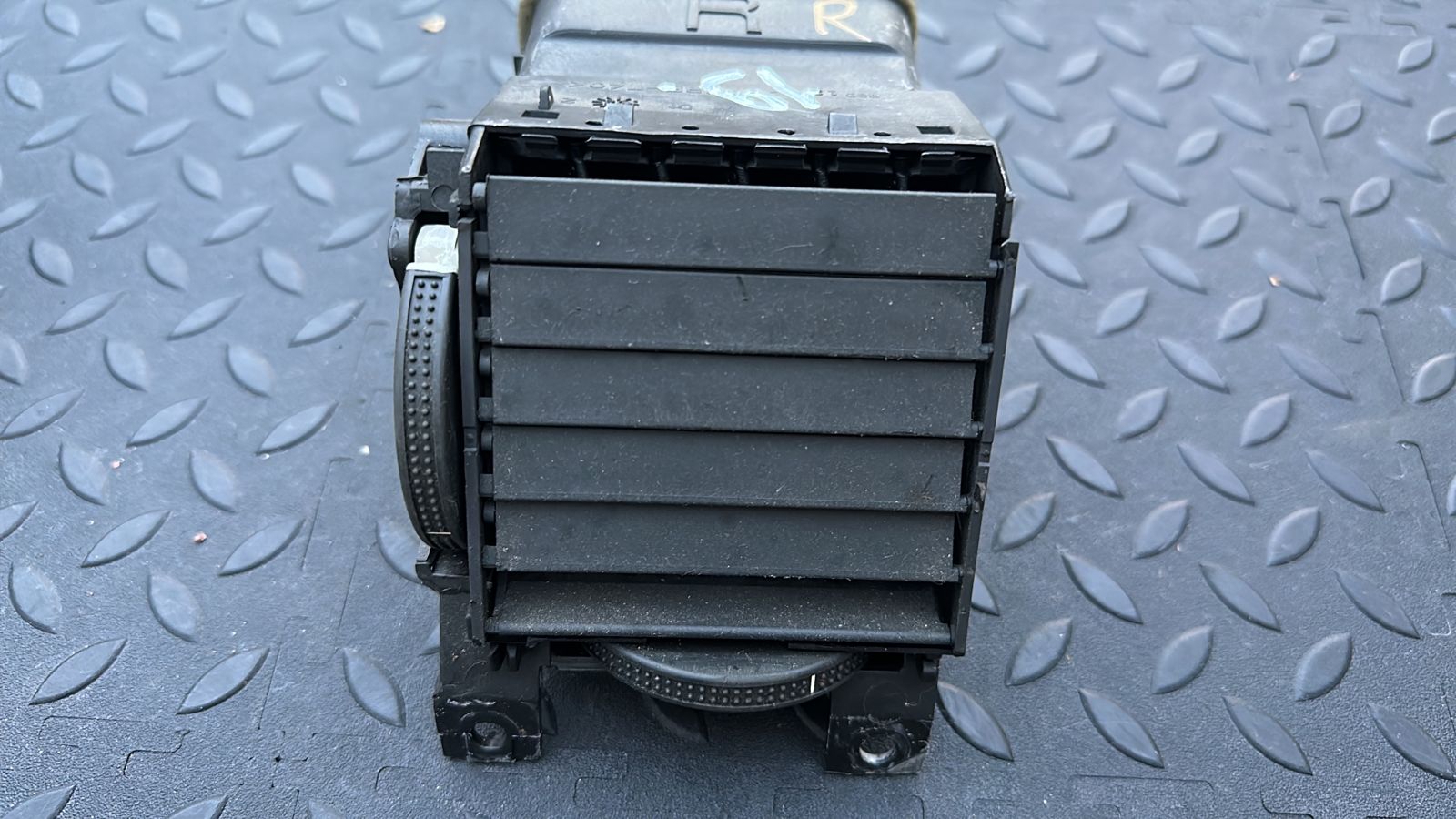 Дефлектор воздушный центральный правый Opel Vectra/C 2002-2008