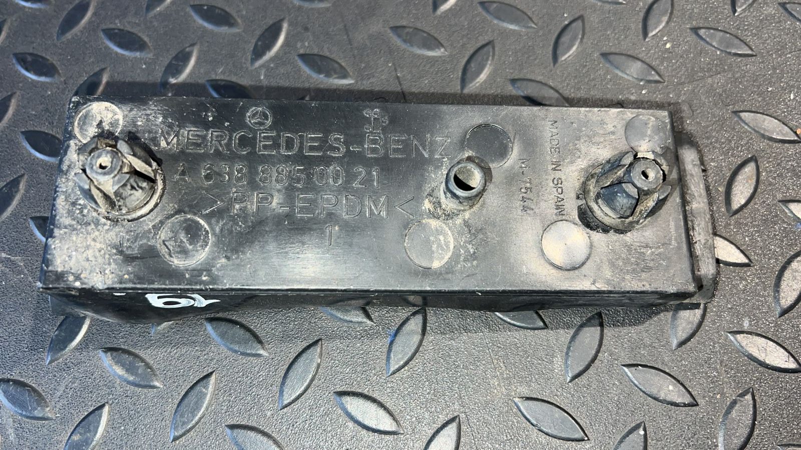 Кронштейн бампера передний Mercedes Vito/W638 1996-2003