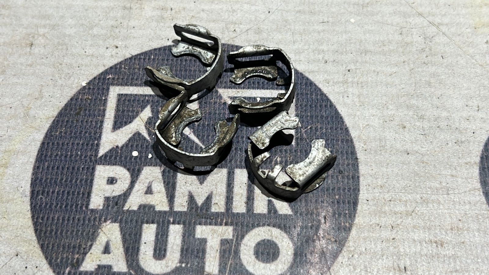 Скоба топливной форсунки Opel Zafira/B 2005-2014