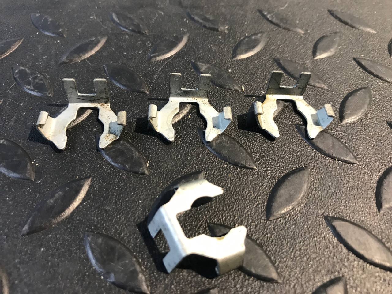 Скоба топливной форсунки Renault Megane/2 2002-2009