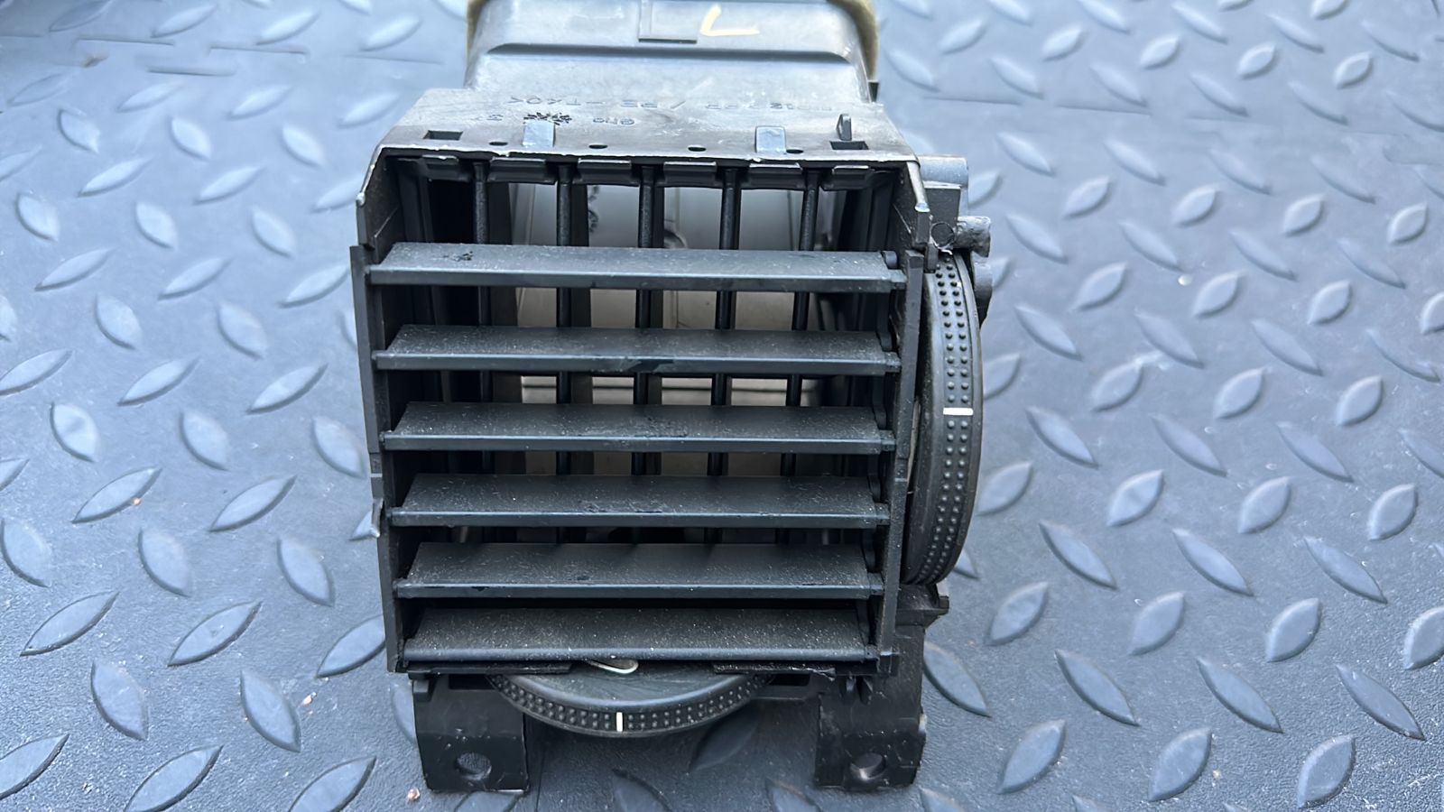 Дефлектор воздушный центральный левый Opel Vectra/C 2002-2008