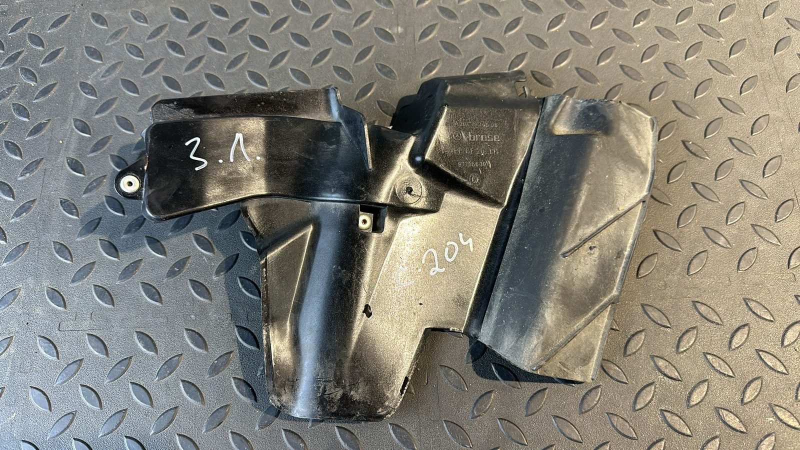 Кронштейн замка двери задний левый Mercedes C/W204 2006-2015