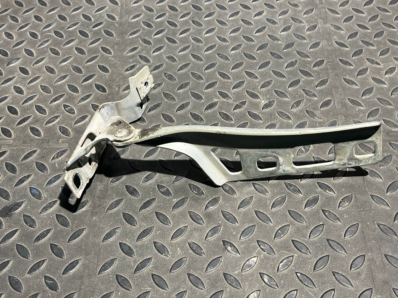 Петля капота левая Opel Zafira/B 2005-2014