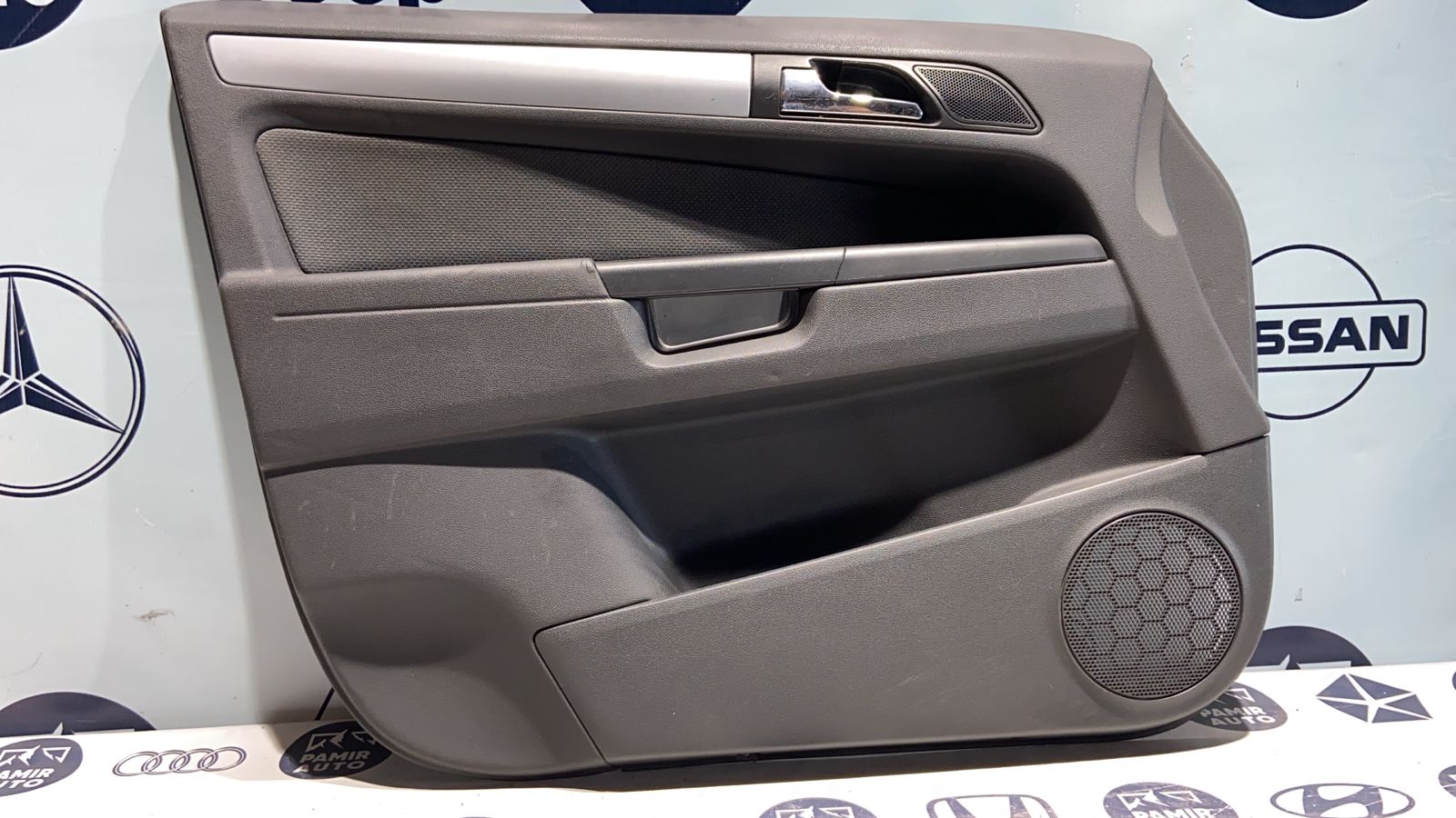 Обшивка двери передняя левая Opel Zafira/B 2005-2014