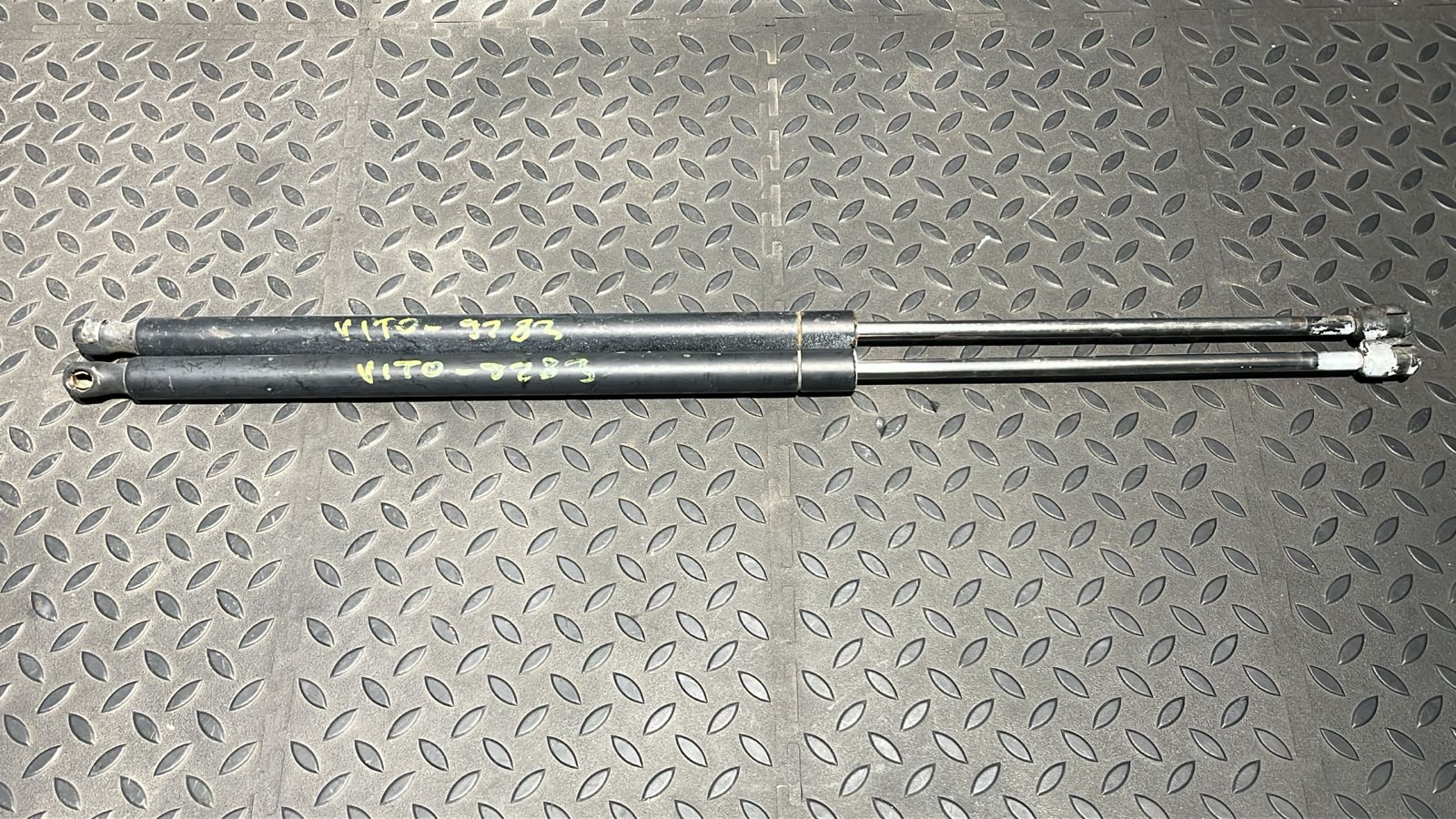 Амортизатор двери багажника Mercedes Vito/W639 2003-2014