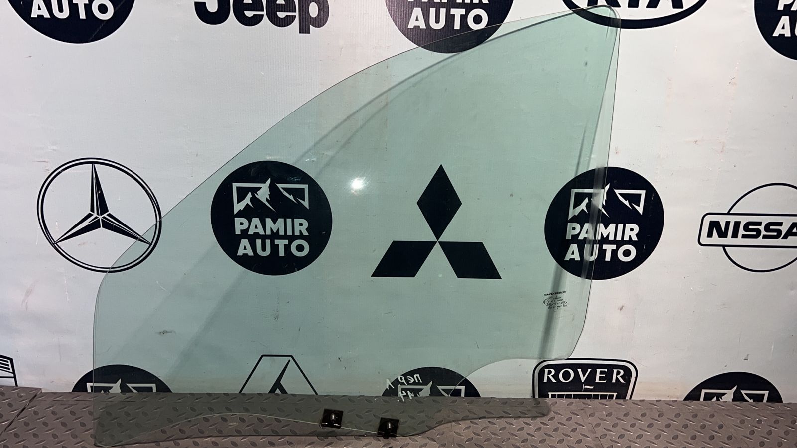 Стекло двери переднее левое Renault Logan 2004-2015