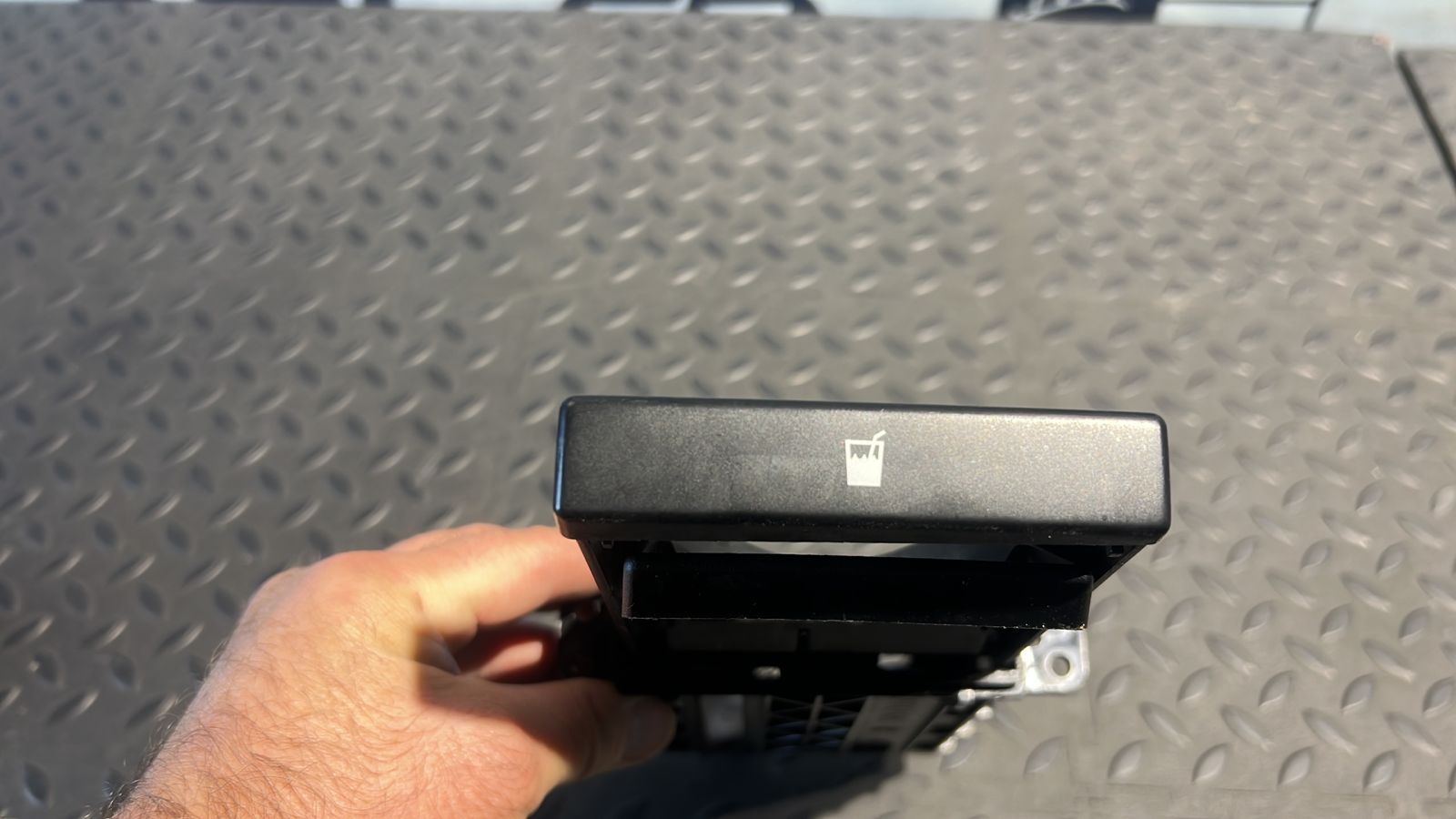 Подстаканник Toyota Avensis/2 2003-2009