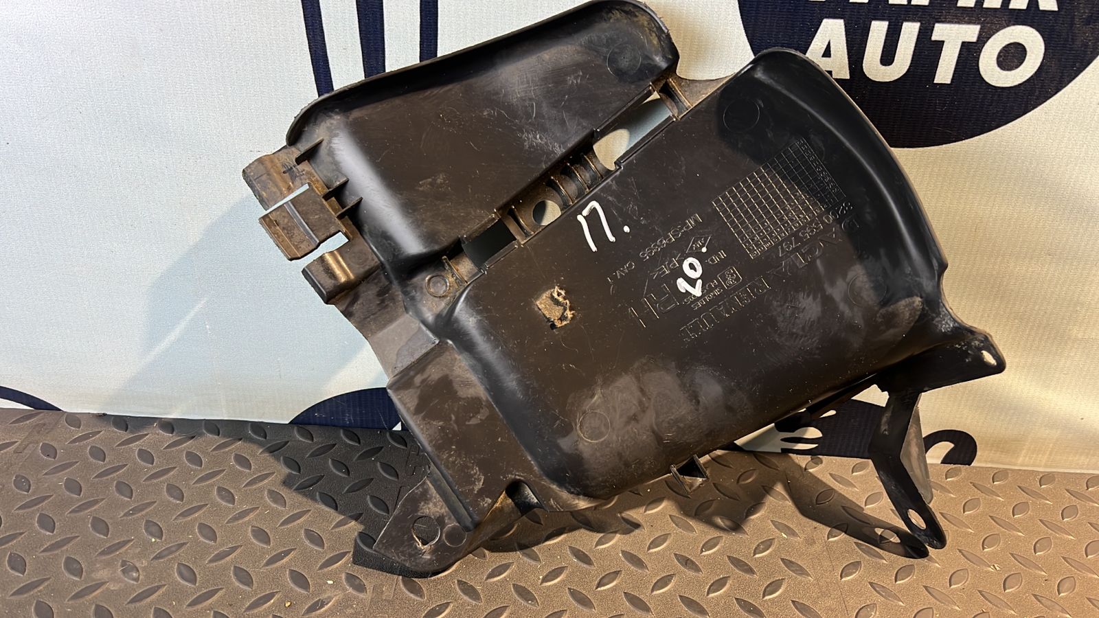 Защита двигателя правая Renault Sandero 2009-2014