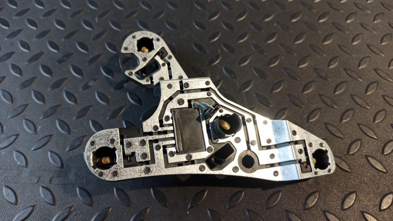 Плата заднего фонаря левая Toyota Avensis/2 2003-2009