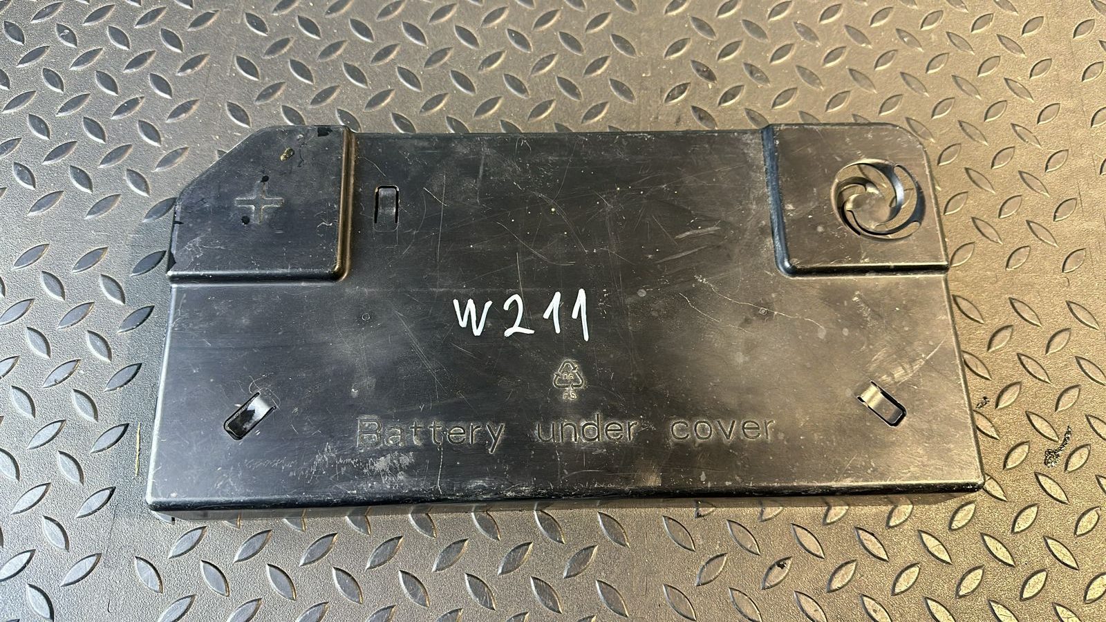 Крышка АКБ Mercedes E/W211 2002-2009