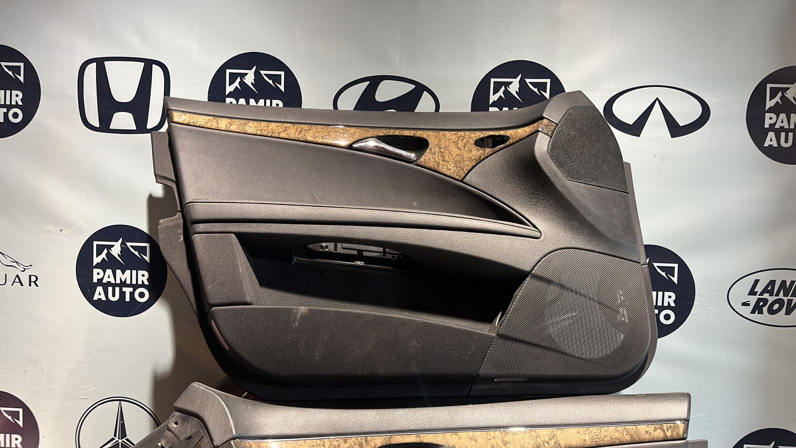 Обшивка двери передняя левая Mercedes E/W211 2002-2009