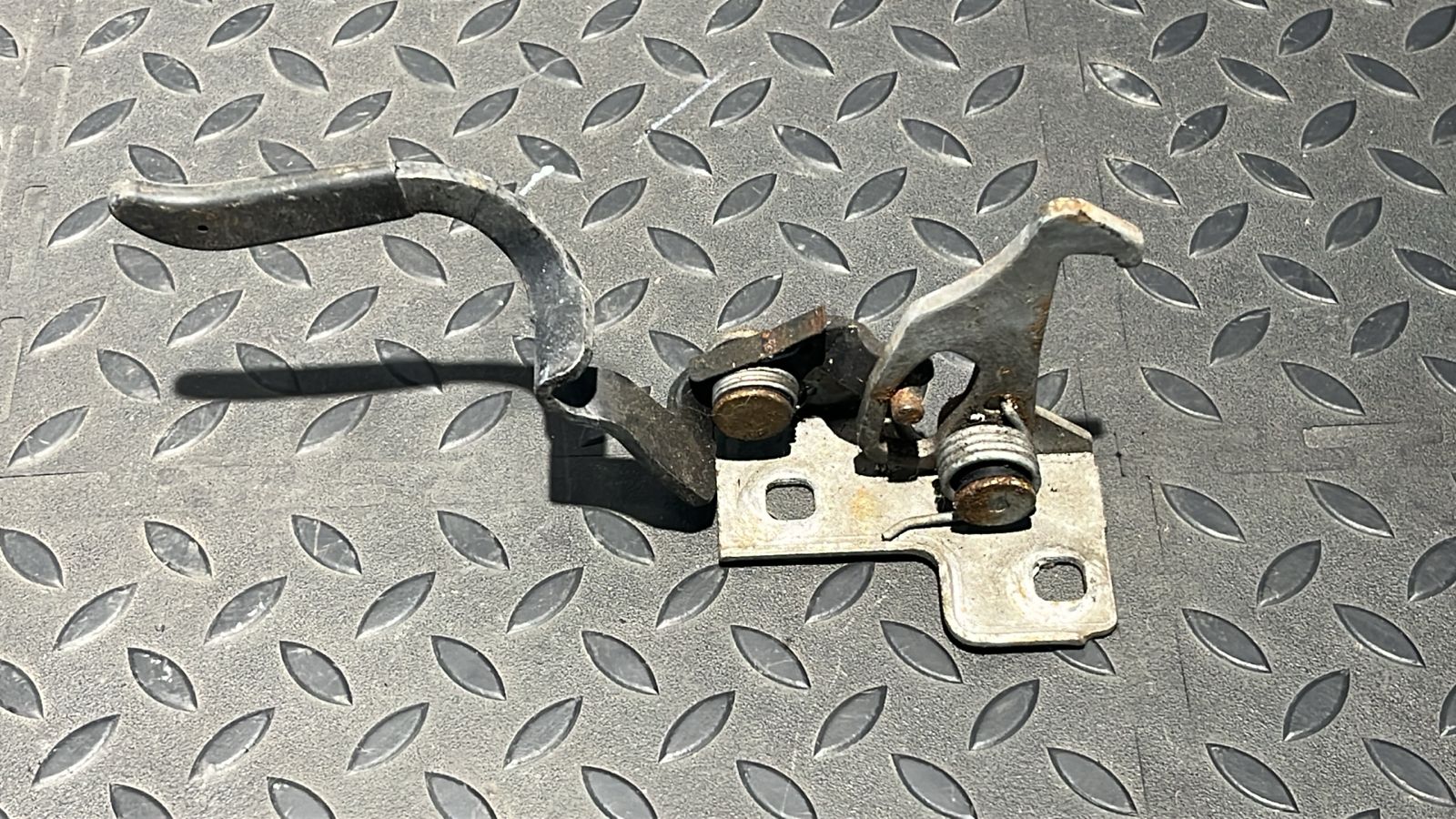 Замок капота BMW 3/E46 1998-2007