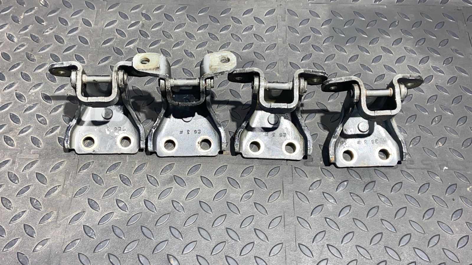 Петля двери передняя Mercedes M/W163 1997-2005