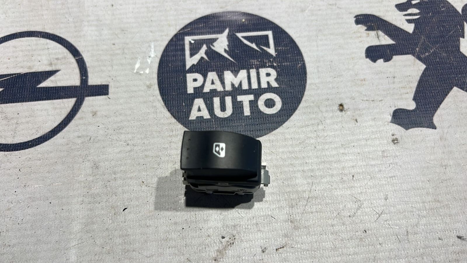 Кнопка стеклоподъемника передняя правая Renault Megane/2 2002-2009