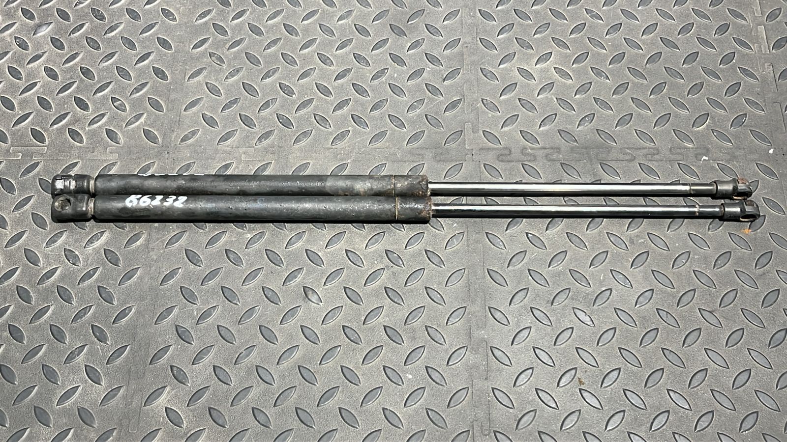 Амортизатор двери багажника Volkswagen Golf/4 1997-2006