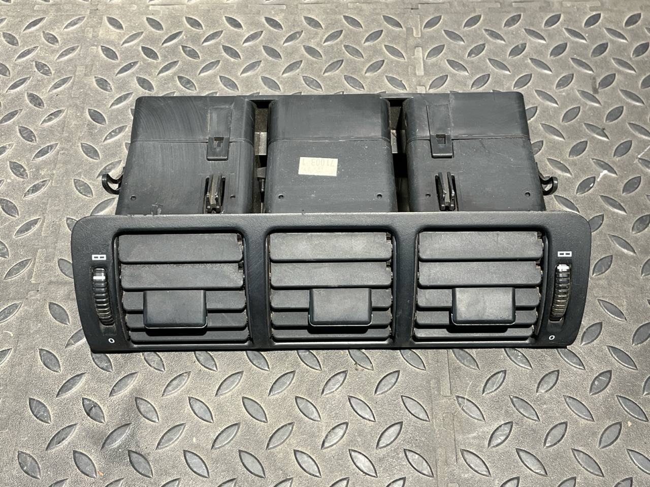 Дефлектор воздушный центральный Mercedes M/W163 1997-2005