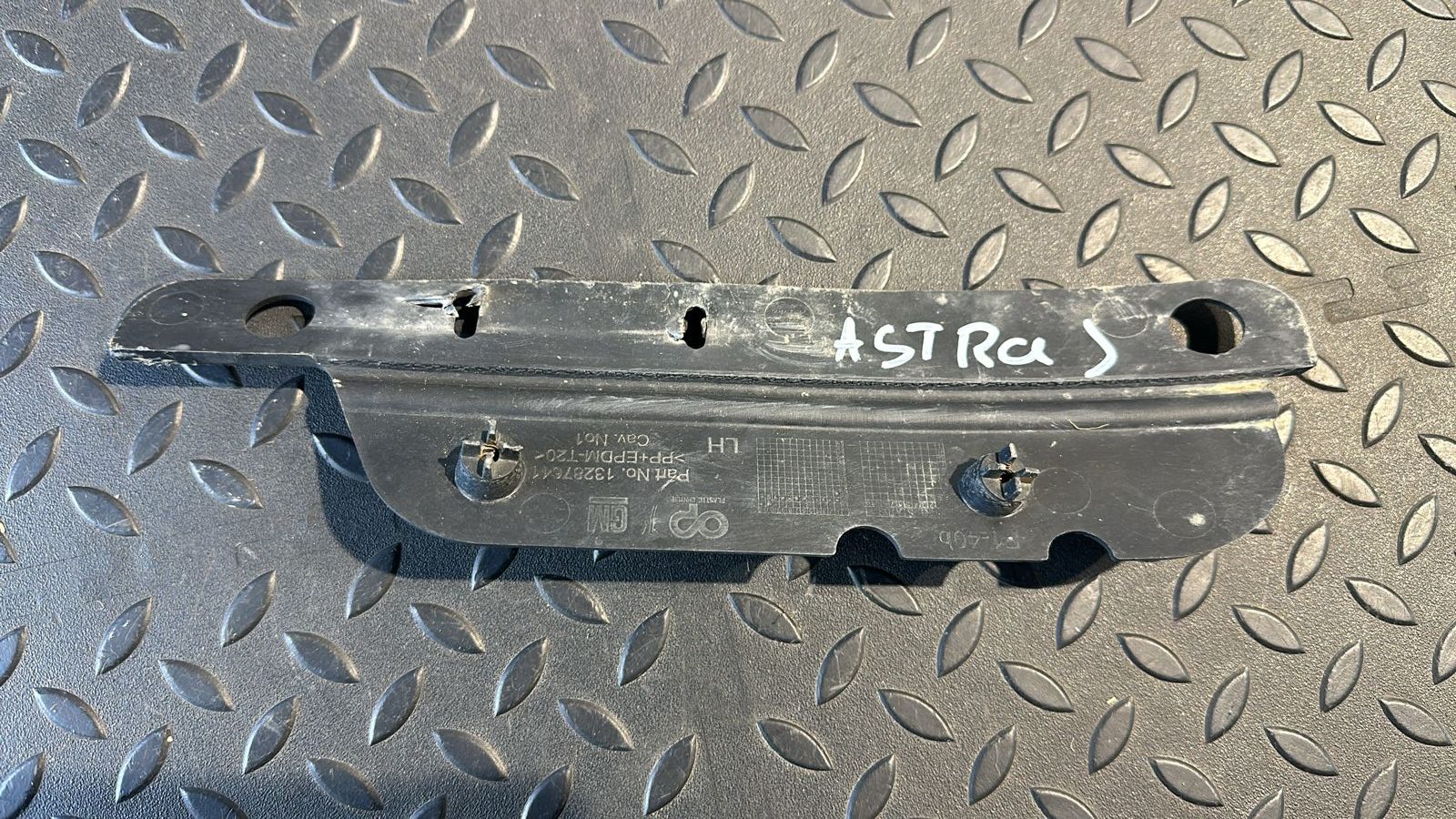 Кронштейн бампера передний левый Opel Astra Astra/J 2009-2018