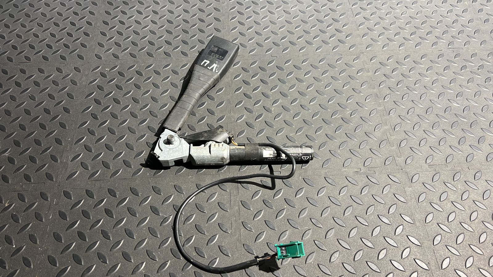 Ответная часть ремня безопасности передняя левая Opel Corsa/D 2006-2014