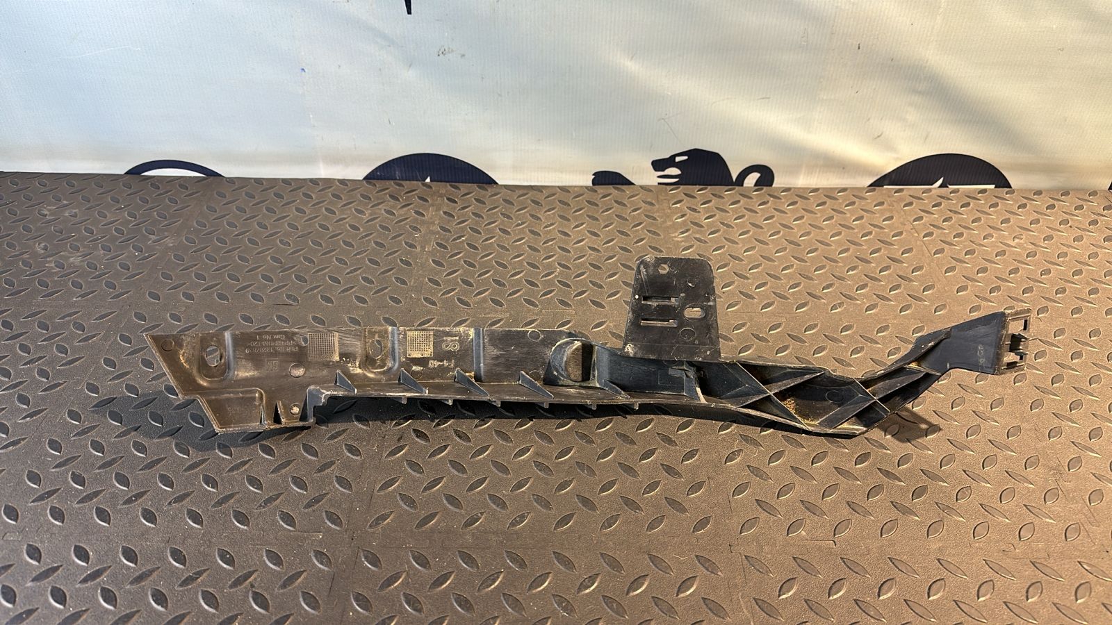 Кронштейн бампера передний левый Opel Astra Astra/J 2009-2018